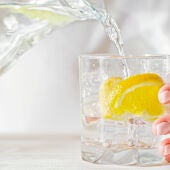 ¿Es bueno beber agua con limón a diario? Así afecta a la salud según una experta en nutrición