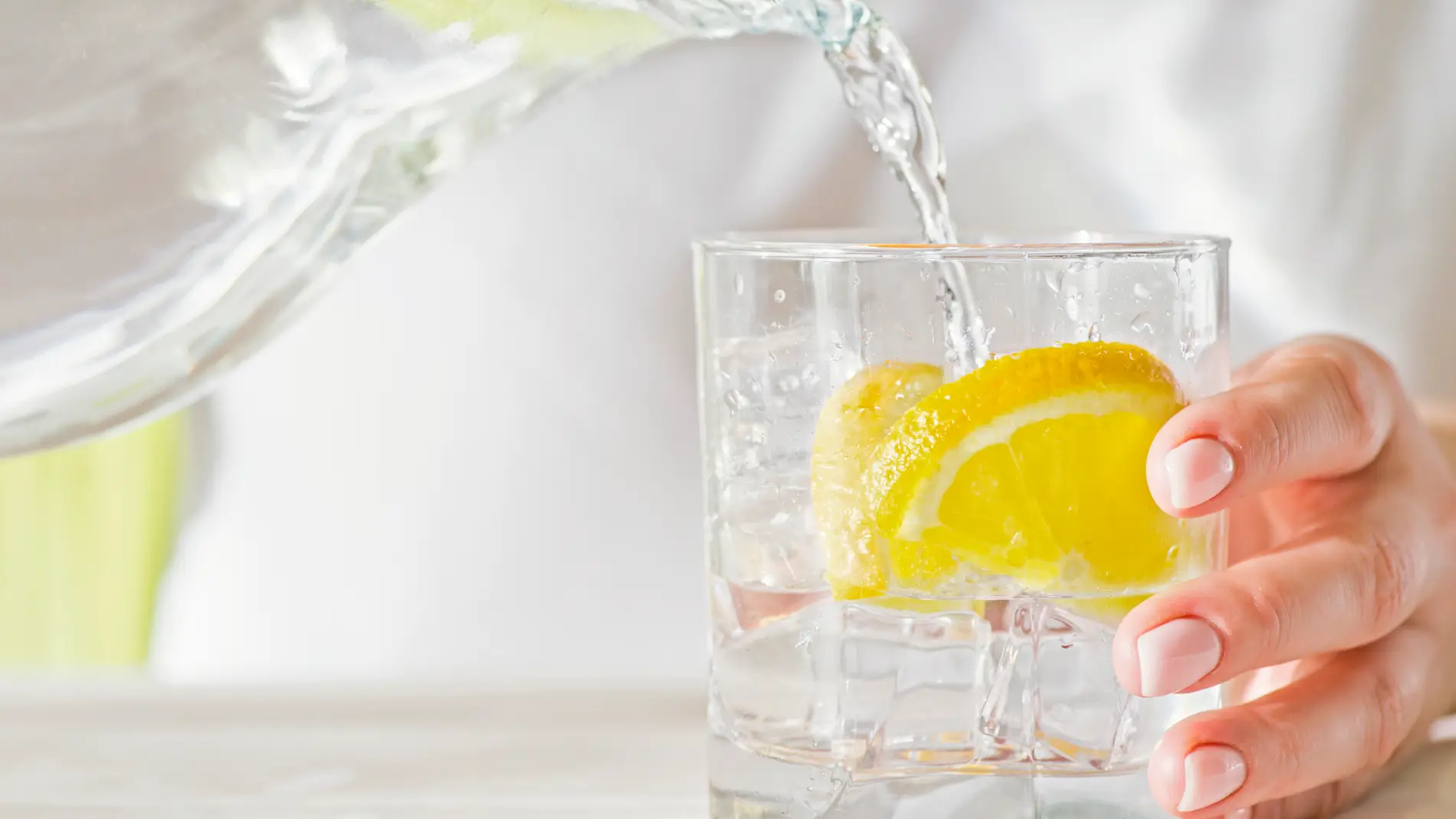 ¿Es bueno beber agua con limón a diario? Así afecta a la salud según una experta en nutrición
