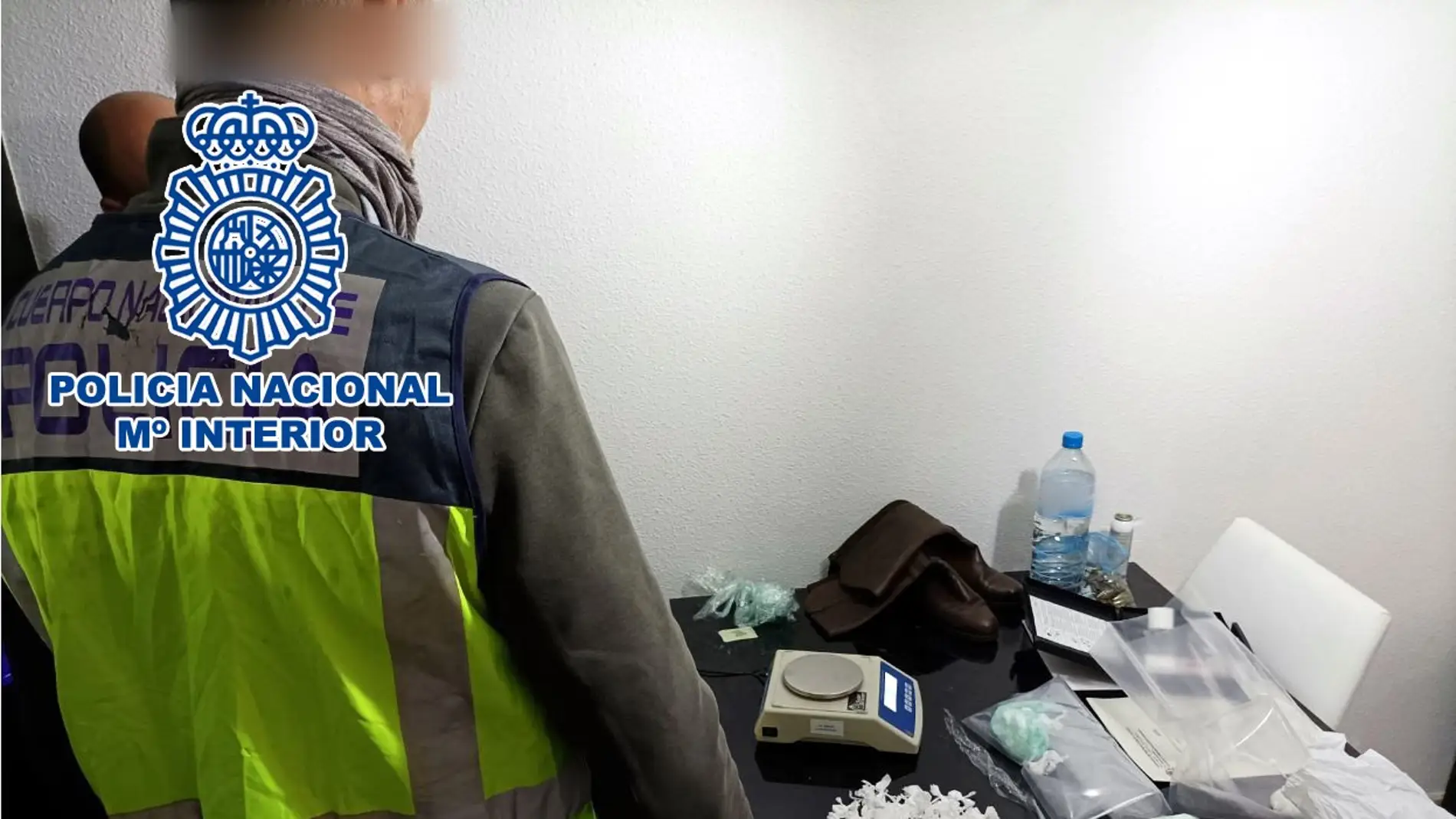 Agentes de la Policía Nacional de Elche con parte de la droga y efectos intervenidos. 
