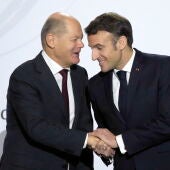 Olaf Scholz y Emmanuel Macron se dan la mano en la cumbre franco-alemana