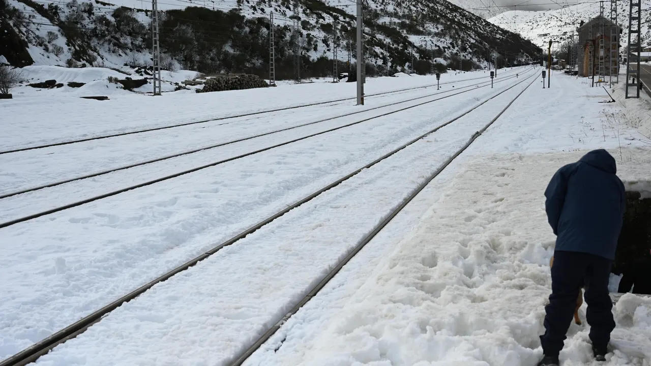 Vista de la nieve acumulada en la estación de ferrocarril de Busdongo, en el municipio español de Villamanín (León)