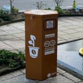 Contenedores de reciclaje en Nava: en primer término los nuevos recipientes para cápsulas