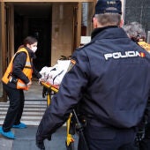 Servicios forenses salen de la vivienda de Valladolid donde se ha producido el asesinato
