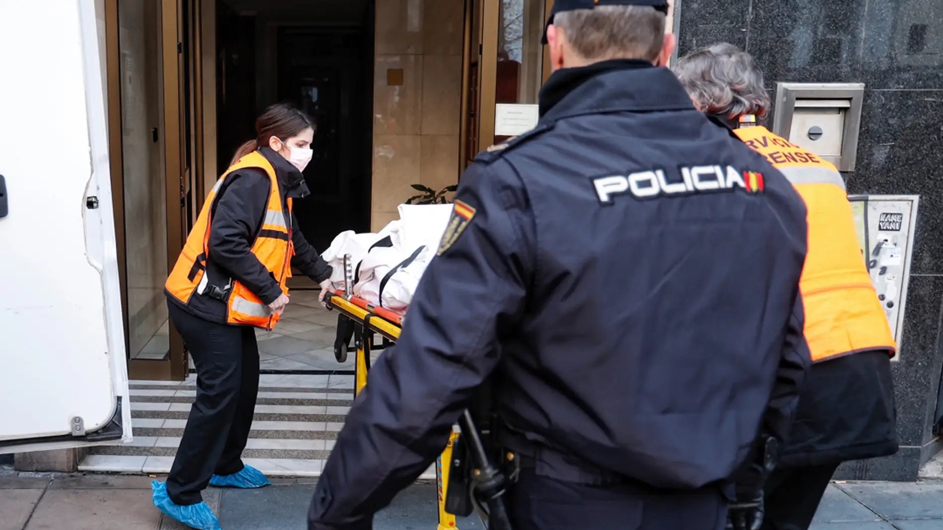 Servicios forenses salen de la vivienda de Valladolid donde se ha producido el asesinato