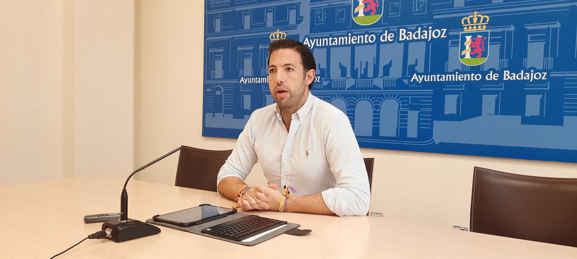 Dimite el Concejal de Juventud del Ayuntamiento de Badajoz tras dar positivo el viernes en un control de Alcoholemia Dimite el Concejal de Juventud del Ayuntamiento de Badajoz tras dar positivo el viernes en un control de Alcoholemia