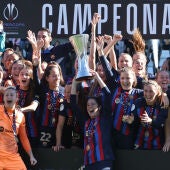 El Barcelona logra su tercer título de la Supercopa