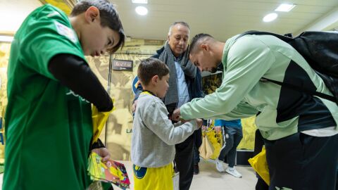 Guille con Yeremi Pino al finalizar el partido. 