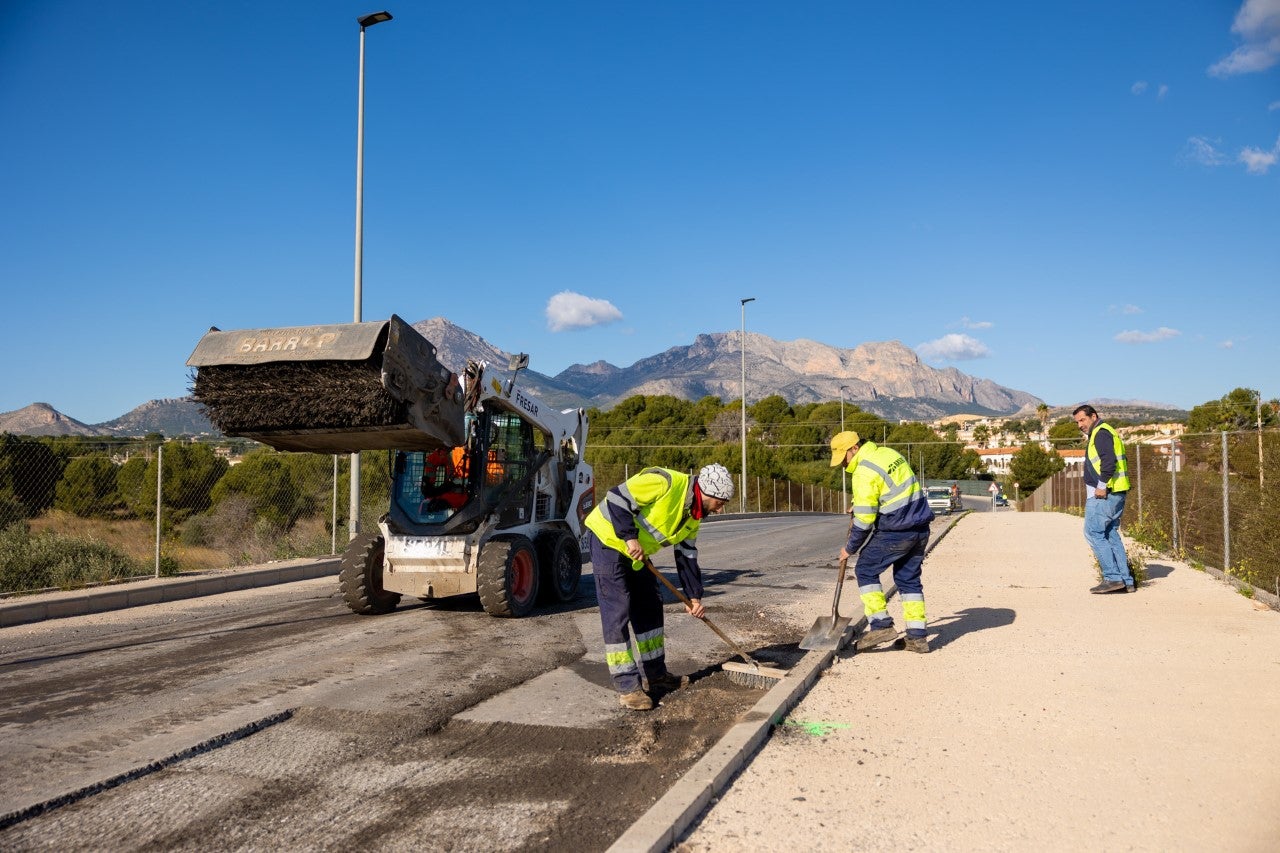 Se inicia el asfaltado de la Avenida Clara Campoamor en L'Alfàs Se inicia el asfaltado de la Avenida Clara Campoamor en L'Alfàs