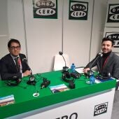 Carles Lamelo entrevista al conseller de Modelo Económico, Turismo y Trabajo, Iago Negueruela, en Fitur 2023. 