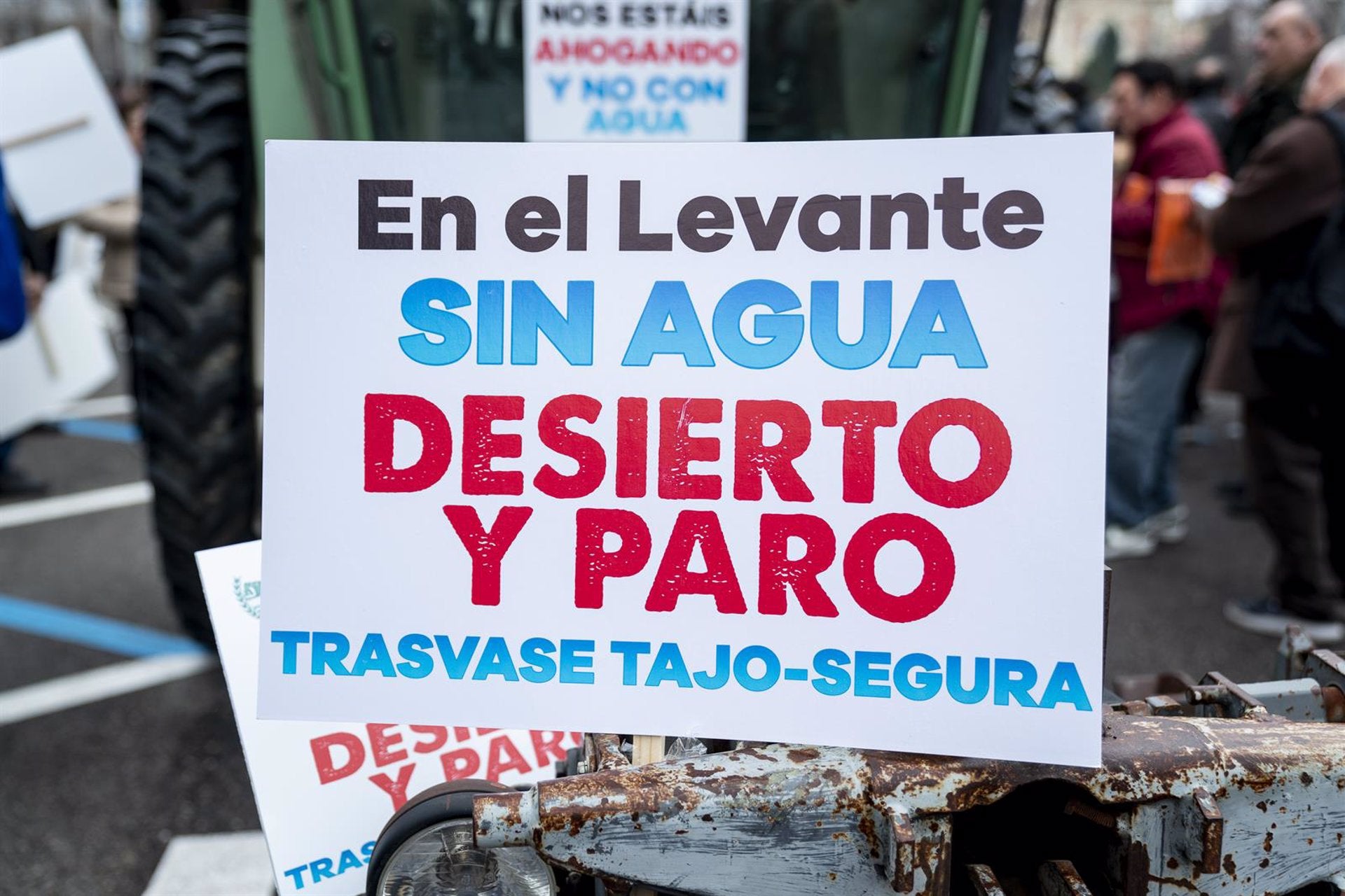 Los regantes protestan para evitar que el Consejo de Ministros apruebe recortar el trasvase Tajo-Segura Los regantes protestan para evitar que el Consejo de Ministros apruebe recortar el trasvase Tajo-Segura