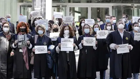 Letrados de la Administración de Justicia se concentran con motivo de la huelga convocada en el sector. ONDA CERO ALMERIA