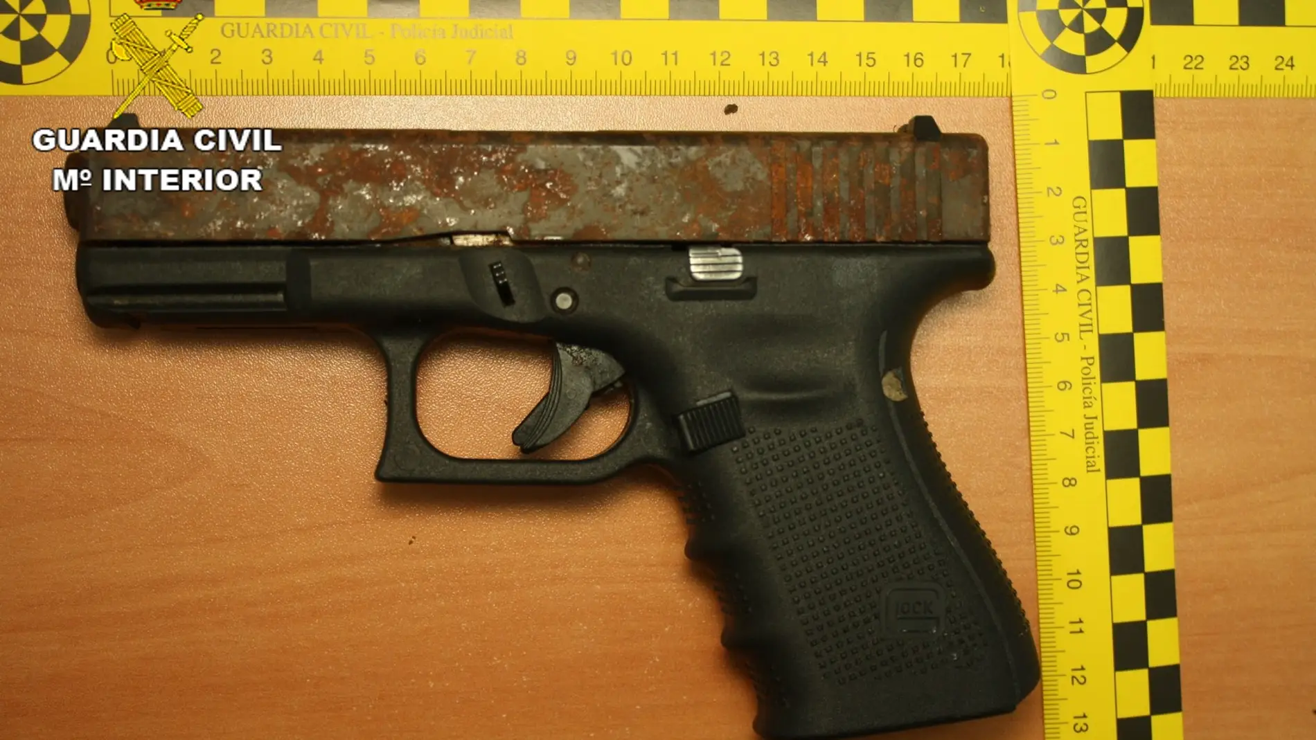 Arma intervenida tras el tiroteo en Crevillent.