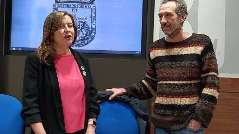 Rueda de prensa del diputado en la Junta General Ricardo Men&eacute;ndez Salm&oacute;n, y la portavoz de Somos Oviedo, Ana Taboada. - EUROPA PRESS