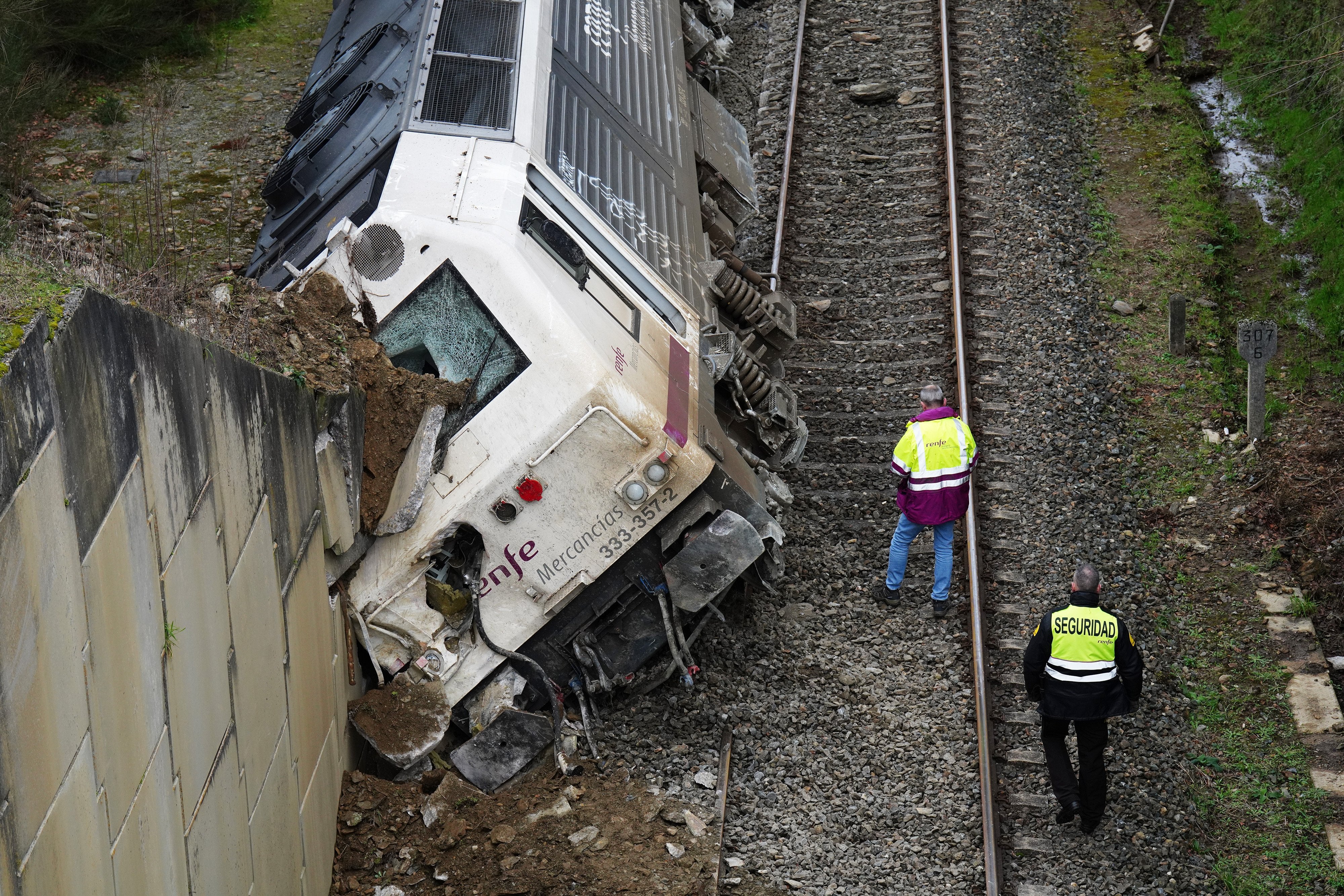 Un maquinista herido leve en el descarrilamiento de un tren de mercancías en Lalín Un maquinista herido leve en el descarrilamiento de un tren de mercancías en Lalín