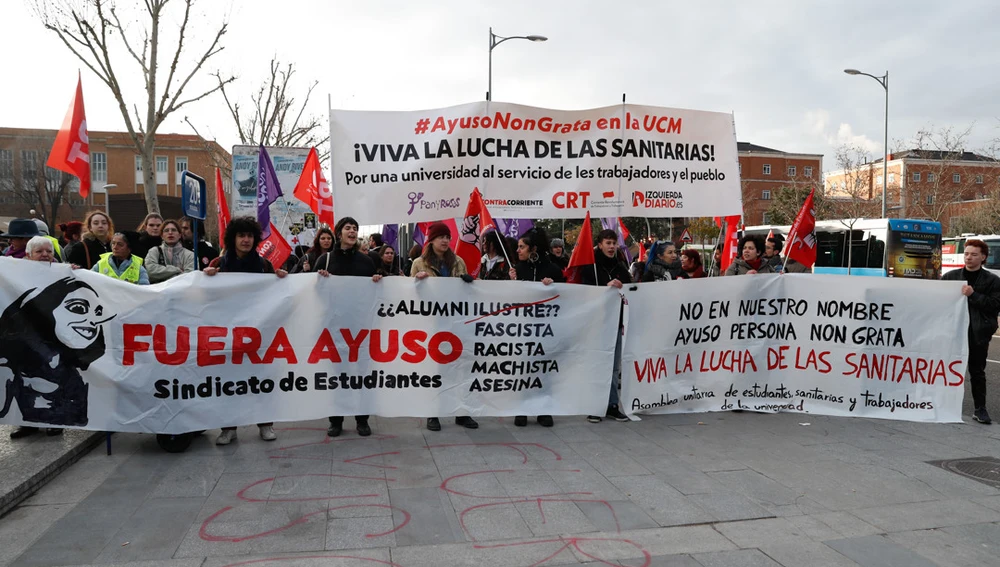 Protestas de sanitarios y estudiantes ante la UCM
