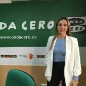 La directora de CEDELCO, Sol Segura, en los estudios de Onda Cero Elche