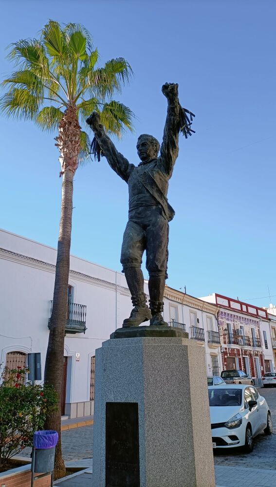 La danza de los cascabeleros cuenta con un monumento en la localidad.