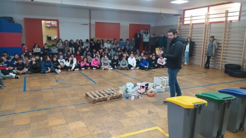 El regidor en un colegio del municipio