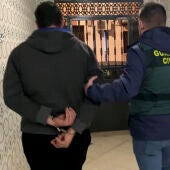 La Guardia Civil detiene a un hombre por la tenencia y difusión de vídeos de pornografía infantil.