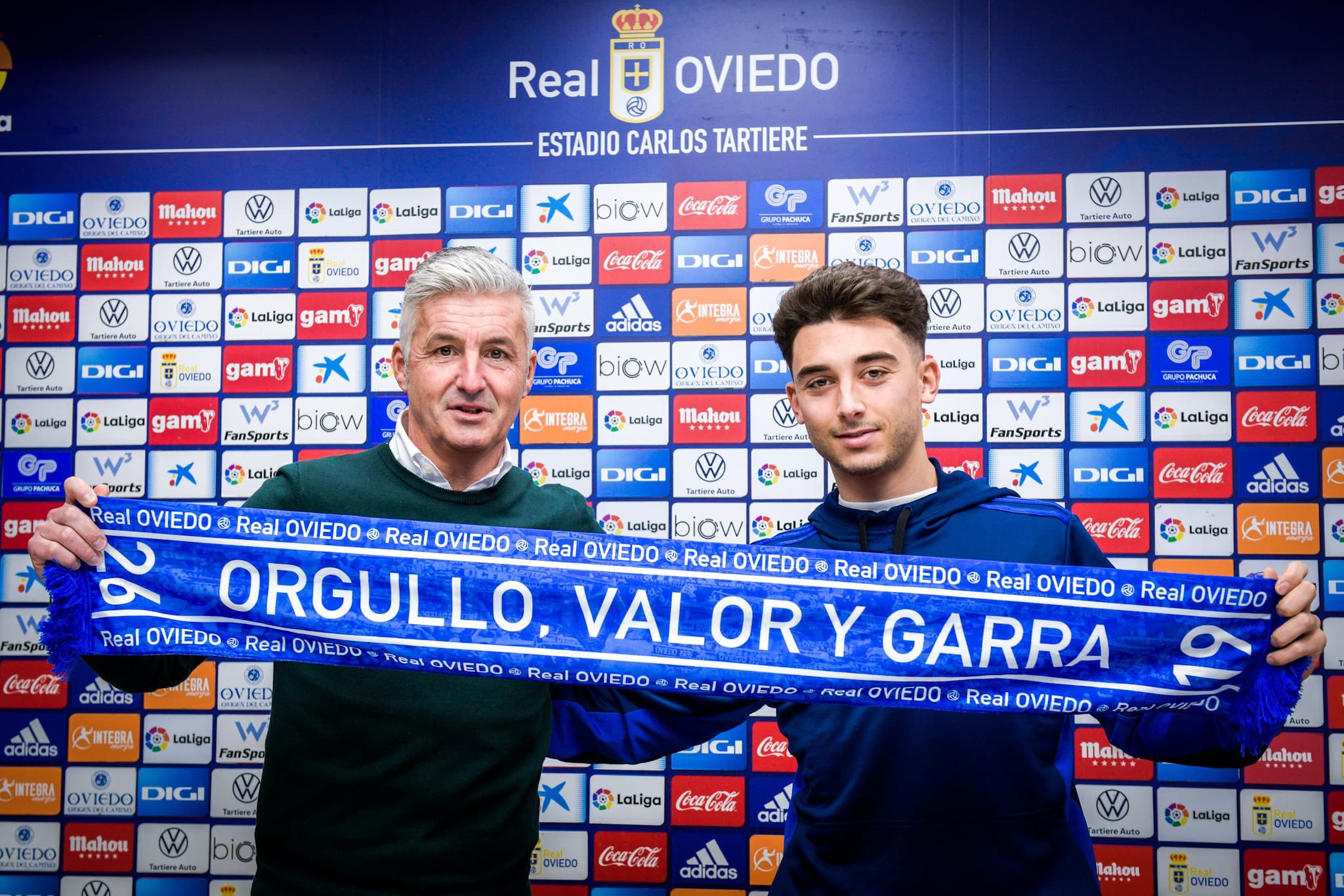 Suárez ve cerca a Manu Vallejo Suárez ve cerca a Manu Vallejo