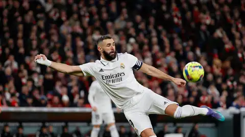 Karim Benzema remata un balón en un partido con el Real Madrid. Karim Benzema remata un balón en un partido con el Real Madrid.