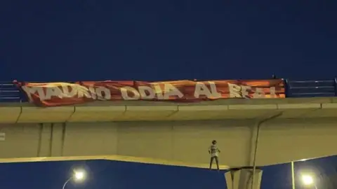 La pancarta y el muñeco en contra de Vinicius y el Real Madrid La pancarta y el muñeco en contra de Vinicius y el Real Madrid