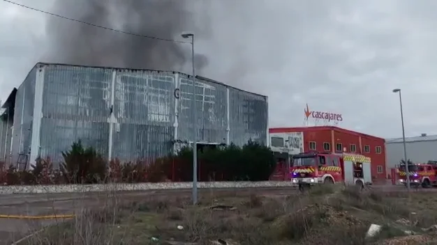 Vídeo: Un incendio calcina completamente las instalaciones de Cascajares en Dueñas (Palencia) Vídeo: Un incendio calcina completamente las instalaciones de Cascajares en Dueñas (Palencia)