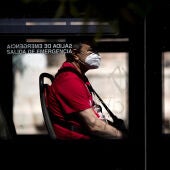 Un usuario protegido con una mascarilla en un autobús de Zaragoza