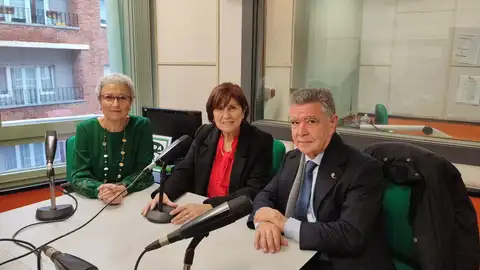 La consejería de salud homenajea a los profesionales que se han jubilado en los últimos tres años en el Área V Charlamos con Joaquín, Marisol y Ana