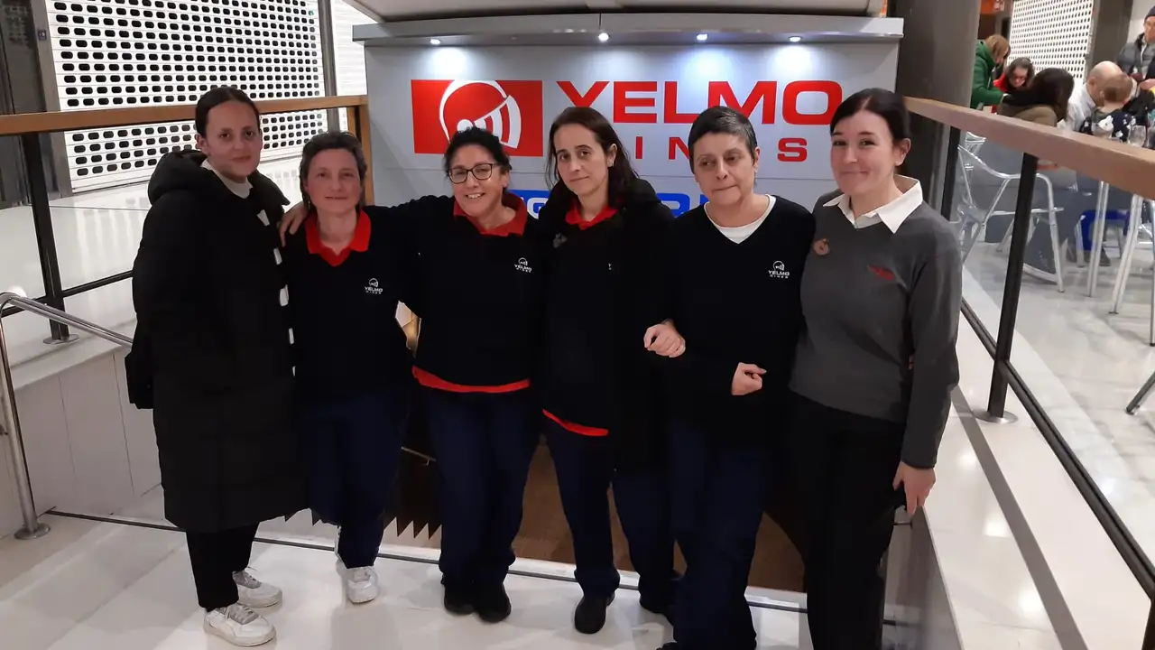 Trabajadoras de Yelmo Cines en Los Rosales. Trabajadoras de Yelmo Cines en Los Rosales.