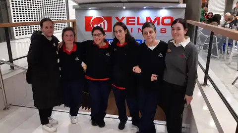 Trabajadoras de Yelmo Cines en Los Rosales. Cierran el 26 de enero tras 26 años de actividad.