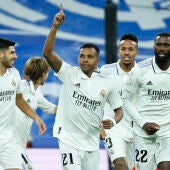 Los jugadores del Real Madrid celebran un gol ante el Atlético de Madrid