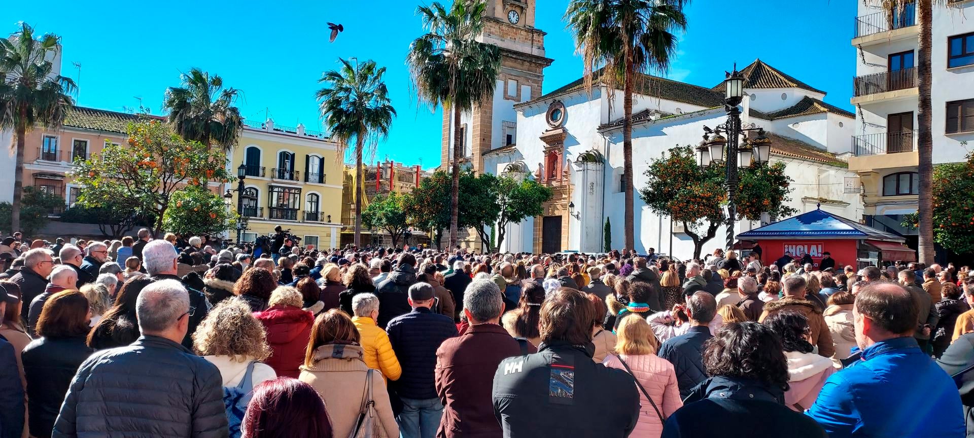 Cientos de personas se concentran en Algeciras para condenar el ataque en dos iglesias Cientos de personas se concentran en Algeciras para condenar el ataque en dos iglesias