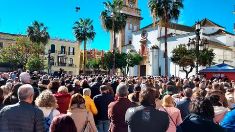 Cientos de personas se concentran en Algeciras para condenar el ataque en dos iglesias Cientos de personas se concentran en Algeciras para condenar el ataque en dos iglesias