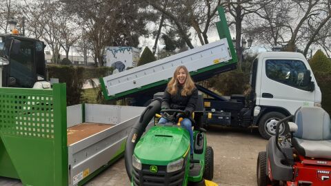 Mariana Boadella en uno de los vehículos nuevos para Parques y Jardines