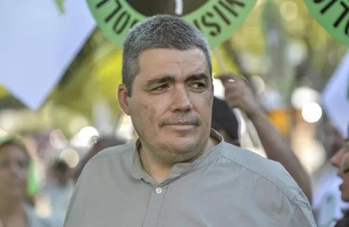 Miembros de PACMA protestan contra la tala de árboles Miembros de PACMA protestan contra la tala de árboles