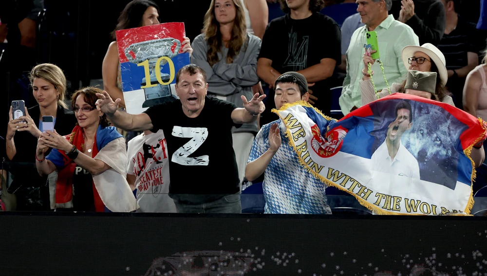 Un aficionado ruso con una "Z" en su camiseta durante el partido de Djokovic