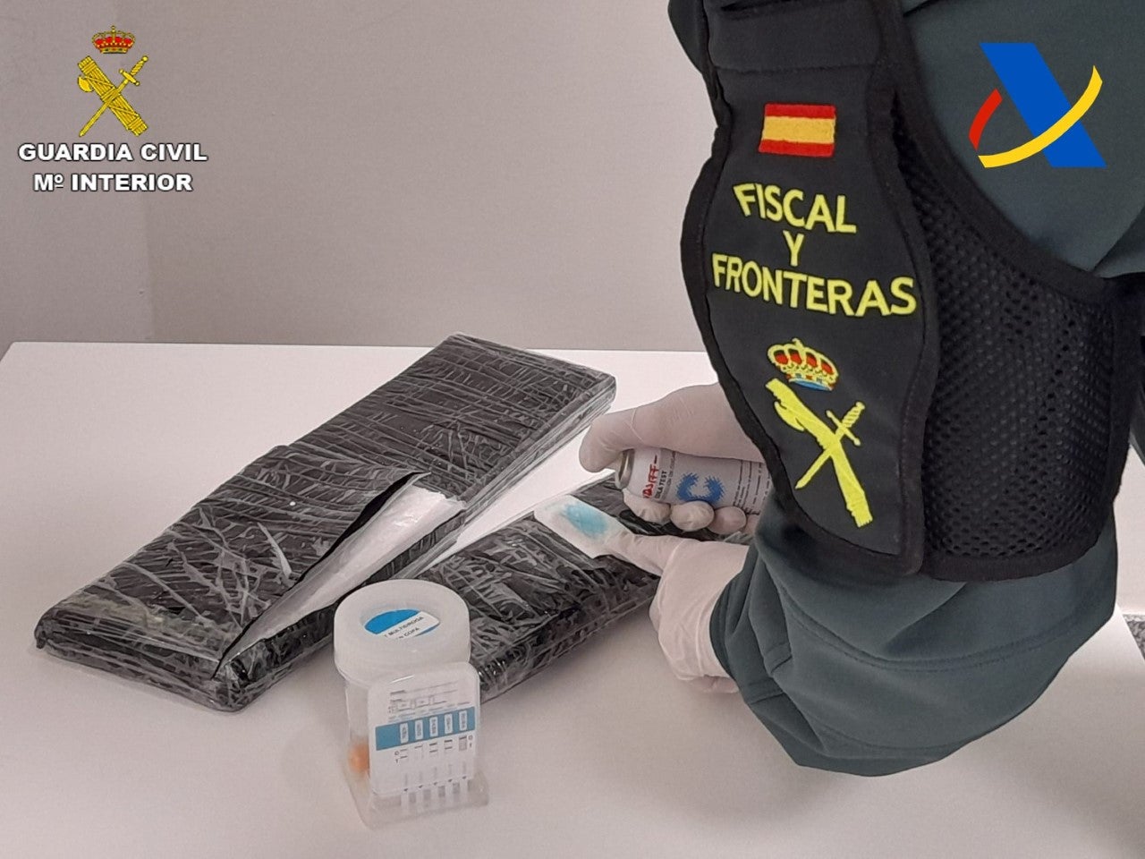 La Guardia Civil detiene a un joven por tratar de introducir cocaína en una maleta interceptada en el Aeropuerto Alicante-Elche La Guardia Civil detiene a un joven por tratar de introducir cocaína en una maleta interceptada en el Aeropuerto Alicante-Elche