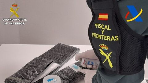 Parte de la cocaína descubierta en la maleta por la Guardia Civil del Aeropuerto Alicante-Elche. Parte de la cocaína descubierta en la maleta por la Guardia Civil del Aeropuerto Alicante-Elche.