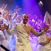 El coro La Voz durante una actuación en el Concurso Oficial de Agrupaciones Carnavalescas de Cádiz. El coro La Voz durante una actuación en el Concurso Oficial de Agrupaciones Carnavalescas de Cádiz.