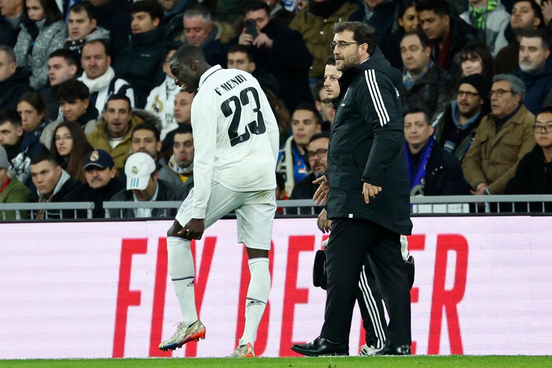Las primeras pruebas a Mendy apuntan a un mes de baja Las primeras pruebas a Mendy apuntan a un mes de baja