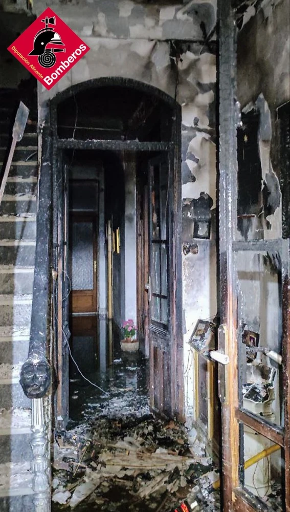 Interior de la vivienda de Sax afectada por el incendio.
