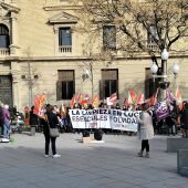 Las trabajadoras de la limpieza se han manifestado hoy en la Plaza de Navarra.