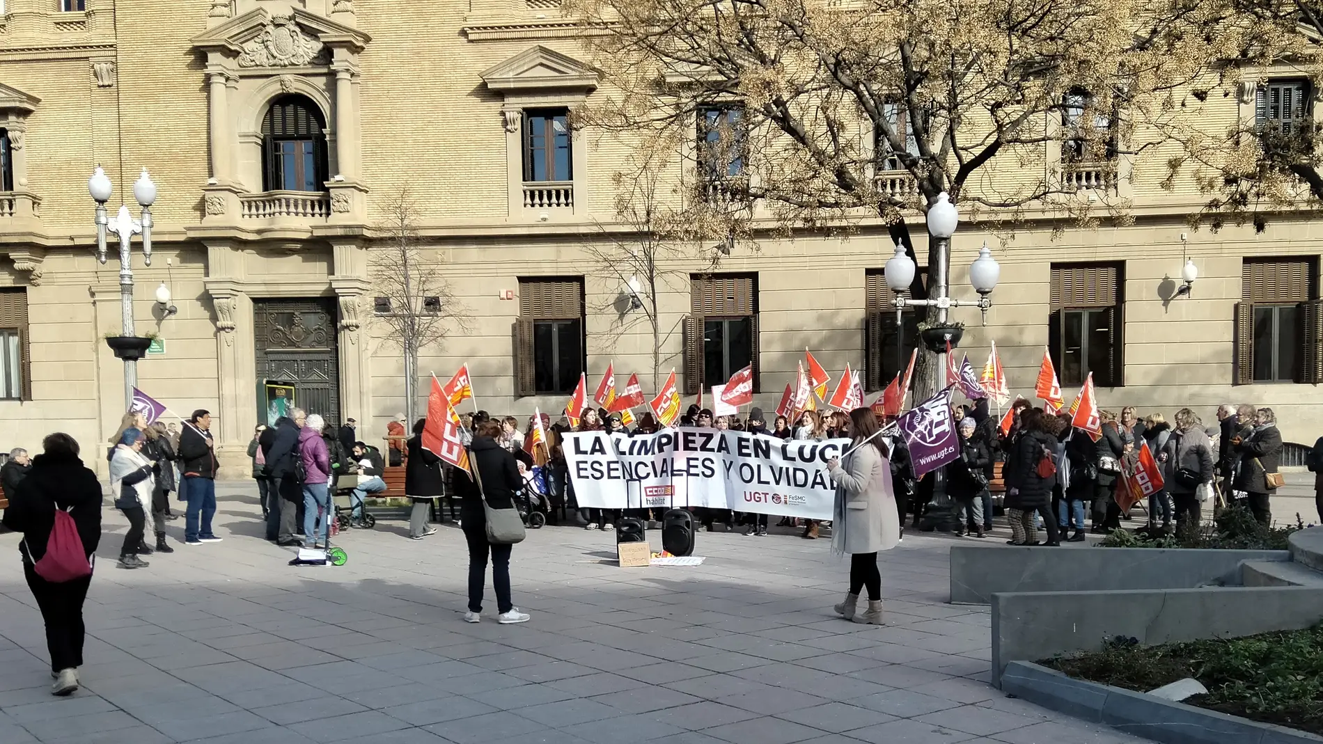 Las trabajadoras de la limpieza se han manifestado hoy en la Plaza de Navarra.