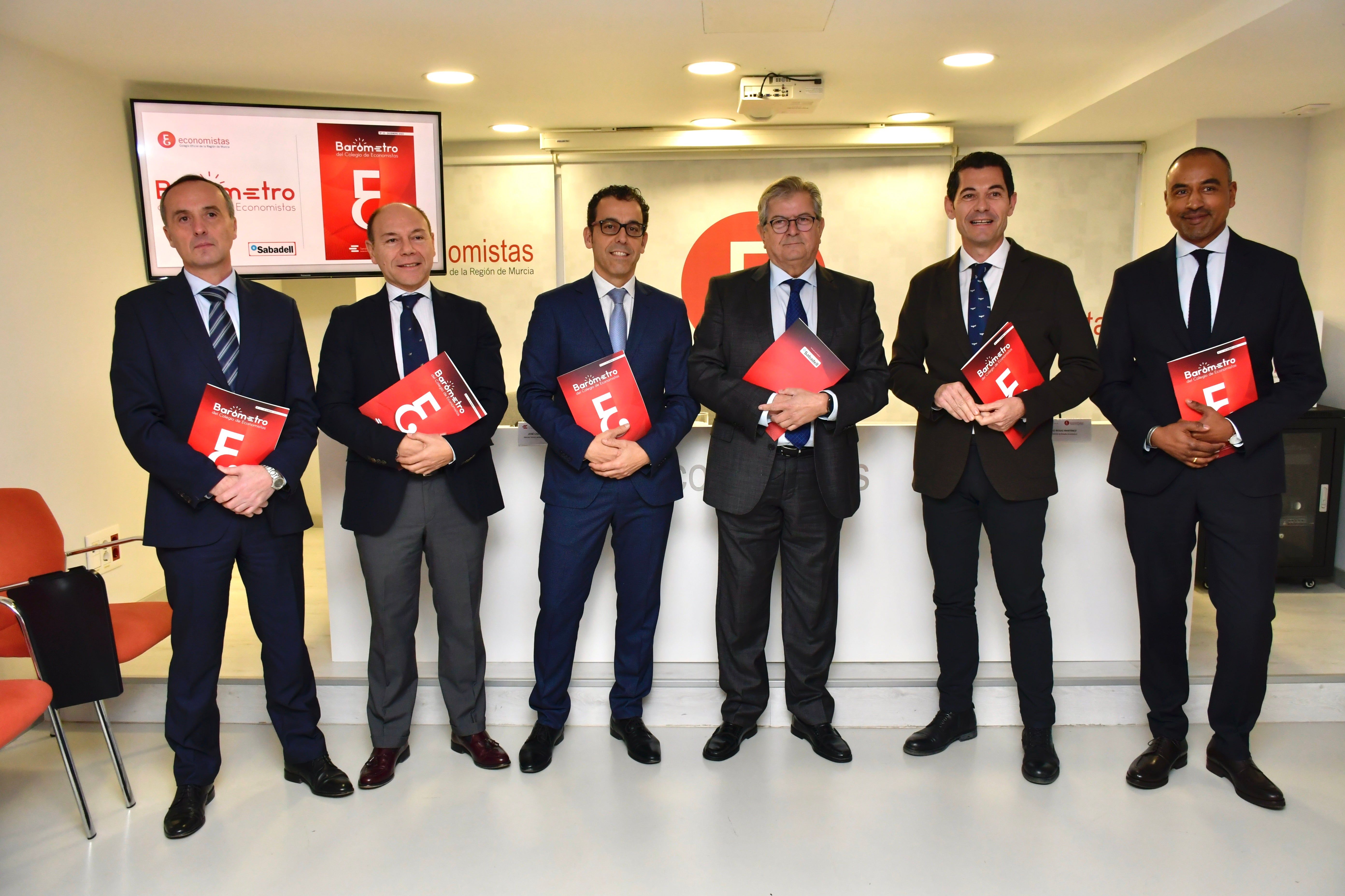 Los economistas vuelven a señalar el "déficit de infraestructuras" como debilidad más destacada de la Región Los economistas vuelven a señalar el "déficit de infraestructuras" como debilidad más destacada de la Región