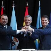 Barbón, Rueda y Mañueco firman la declaración institucional de la cumbre NW