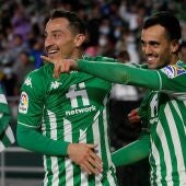 Andrés Guardado y Juanmi celebran un gol.