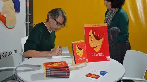 Juan Tallón firmando o se libro "Rewind" en galego da editorial Kalandraka Firma de libros