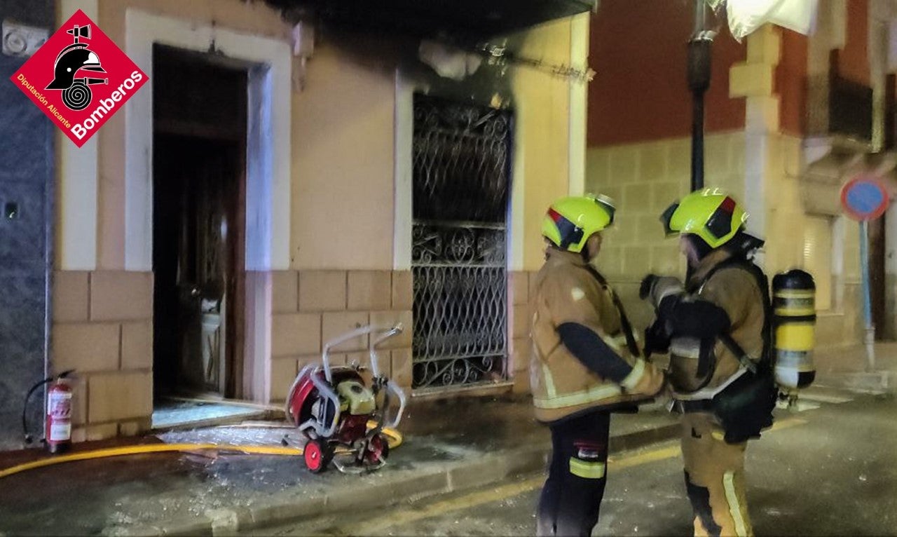 El incendio en una vivienda de Sax se salda con un fallecido y una mujer asistida por quemaduras El incendio en una vivienda de Sax se salda con un fallecido y una mujer asistida por quemaduras