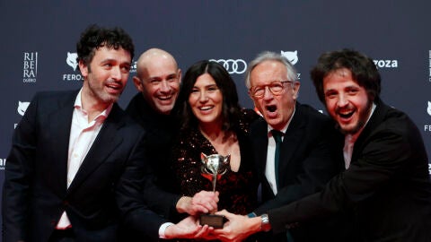 El realizador Rodrigo Sorogoyen (i), junto a los productores Nacho Lavilla (2i), Sandra Tapia y Eduardo Villanueva (d), recibe el premio a mejor pel&iacute;cula dram&aacute;tica por "As Bestas"